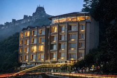 The Cedar Grand Hotel & Spa ( 10 Mins to Mall Road)