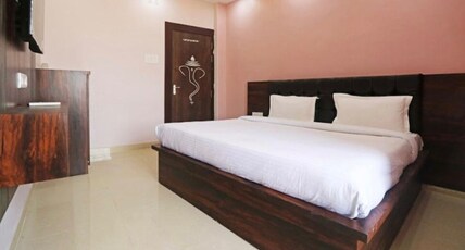 Shree Rudra Room Type - Deluxe Room AC