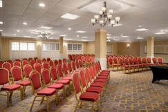 Holiday Inn & Suites Boston Peabody