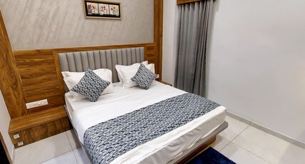 Hotel Grand Acme Room Type - Deluxe Room