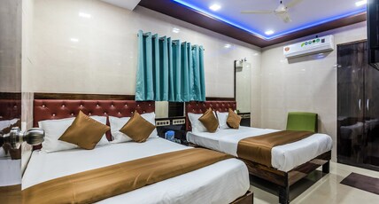 Hotel Plaza-Near Byculla Railway Station Room Type - Deluxe Quadruple Room