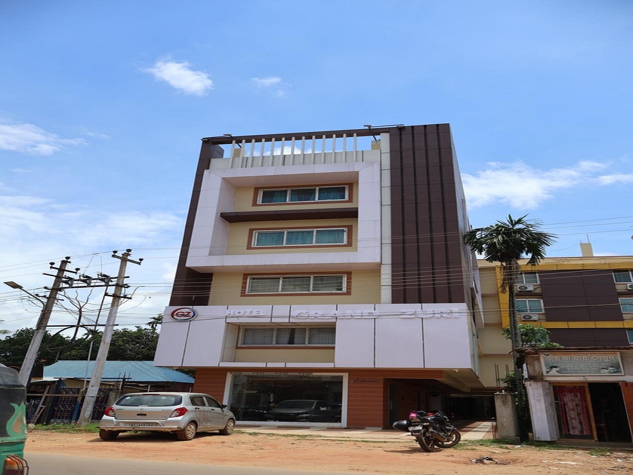 Hotel Grand Zuri (5 minutes from Airport) - Tap to explore photos