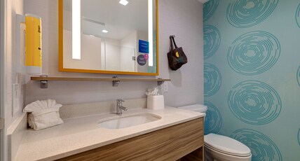 Tru by Hilton Galveston Room Type - 1KG CORNER BLCNY OCNFRNT