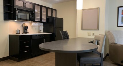 Candlewood Suites RALEIGH CRABTREE Room Type - 1 Queen Bed One Bedroom Suite Comm Access Tub