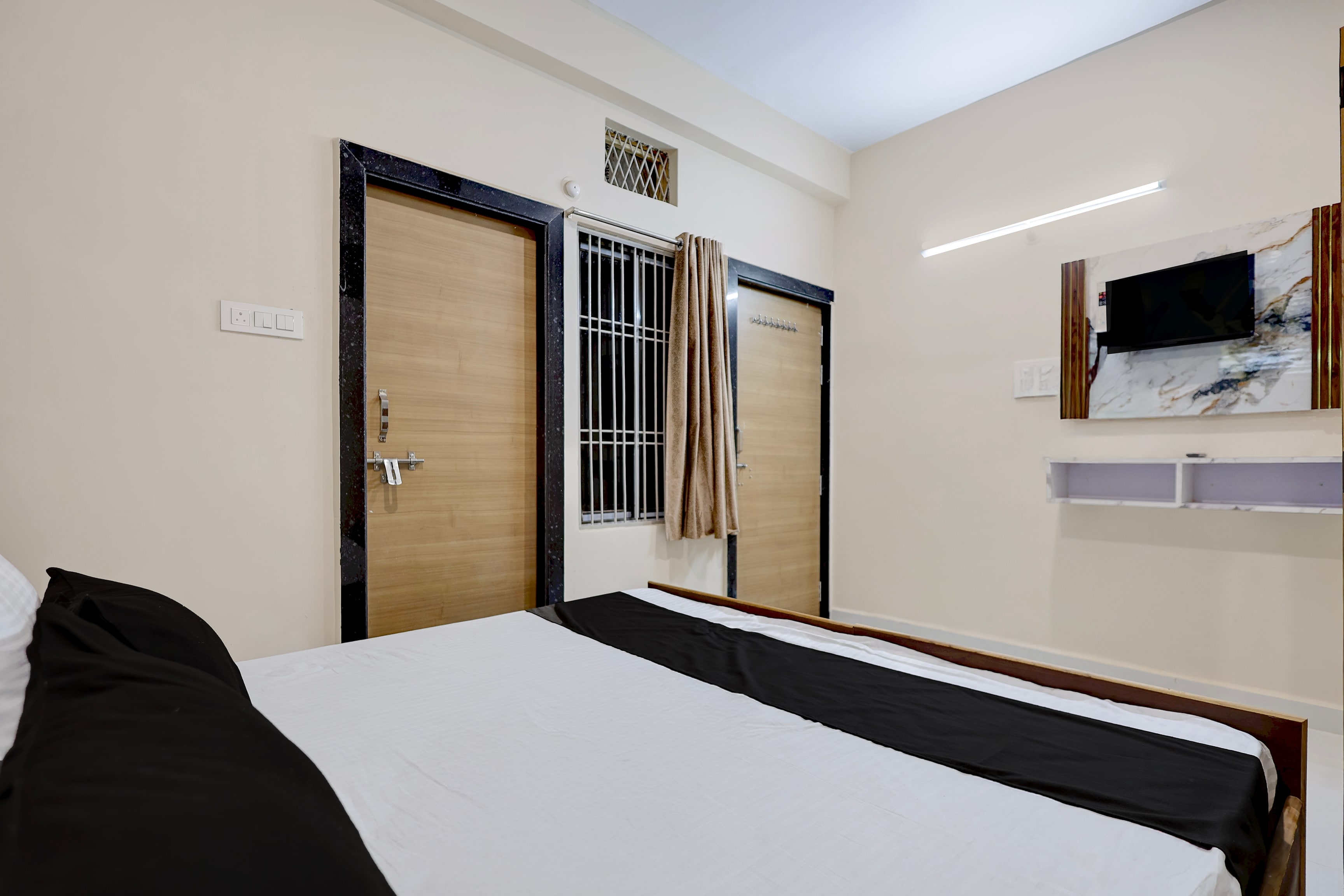 OYO 846487 Hotel Royal Galaxy Inn - Tap to explore photos