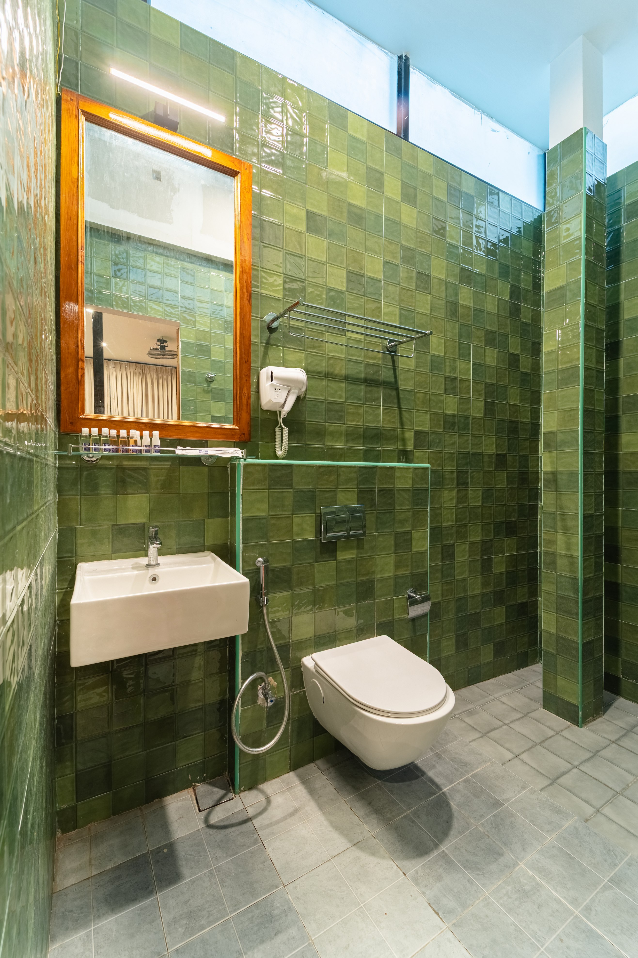 Versailles Backpacker Hostel - Tap to explore photos