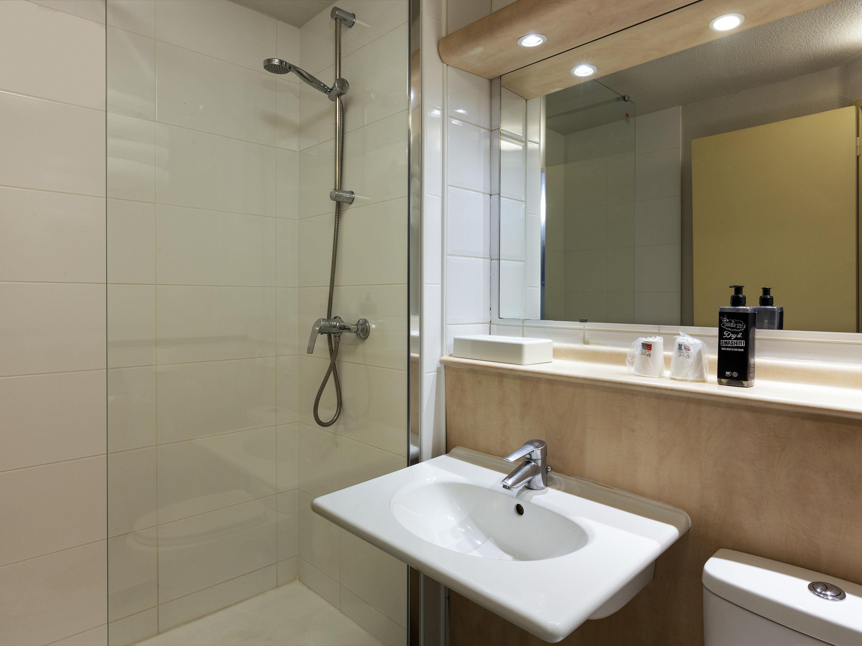 greet Hotel Villeneuve La Garenne - Tap to explore photos