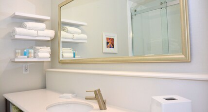 Hampton Inn Grand Junction Downtown/Historic Main Street Room Type - 1 KING BED NONSMOKING