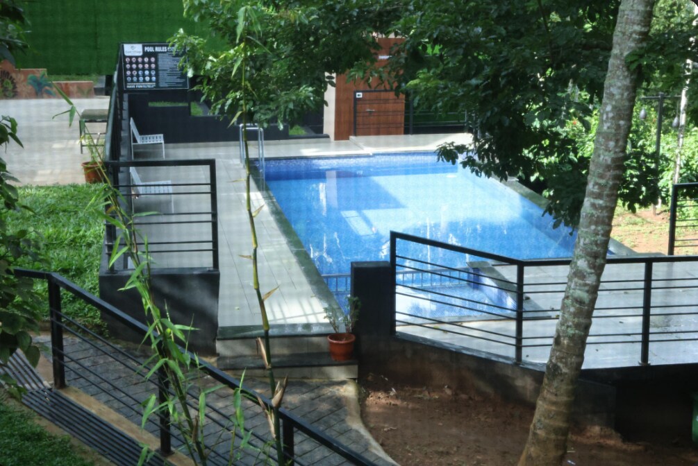 East Village Resort - Rooms - Tap to explore photos