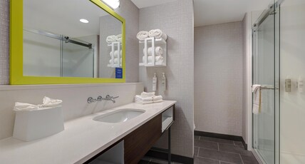 Hampton Inn & Suites by Hilton Marina Room Type - 2 QNS MICROWV FRIDGE