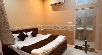 shyama shyam dham unite of vrindavan wala Room Type - deluxe