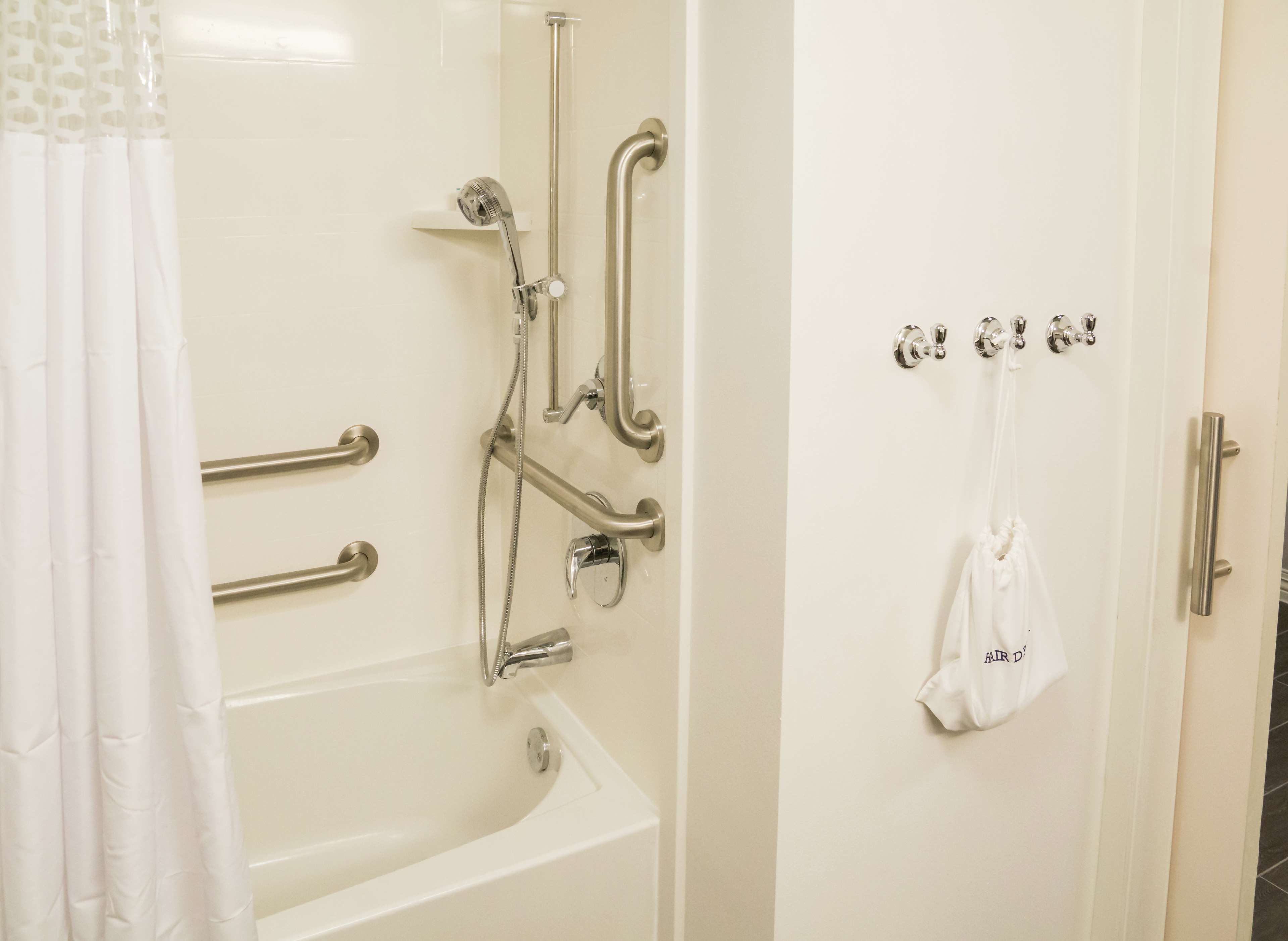 Hampton Inn & Suites by Hilton Orlando At SeaWorld - Tap to explore photos