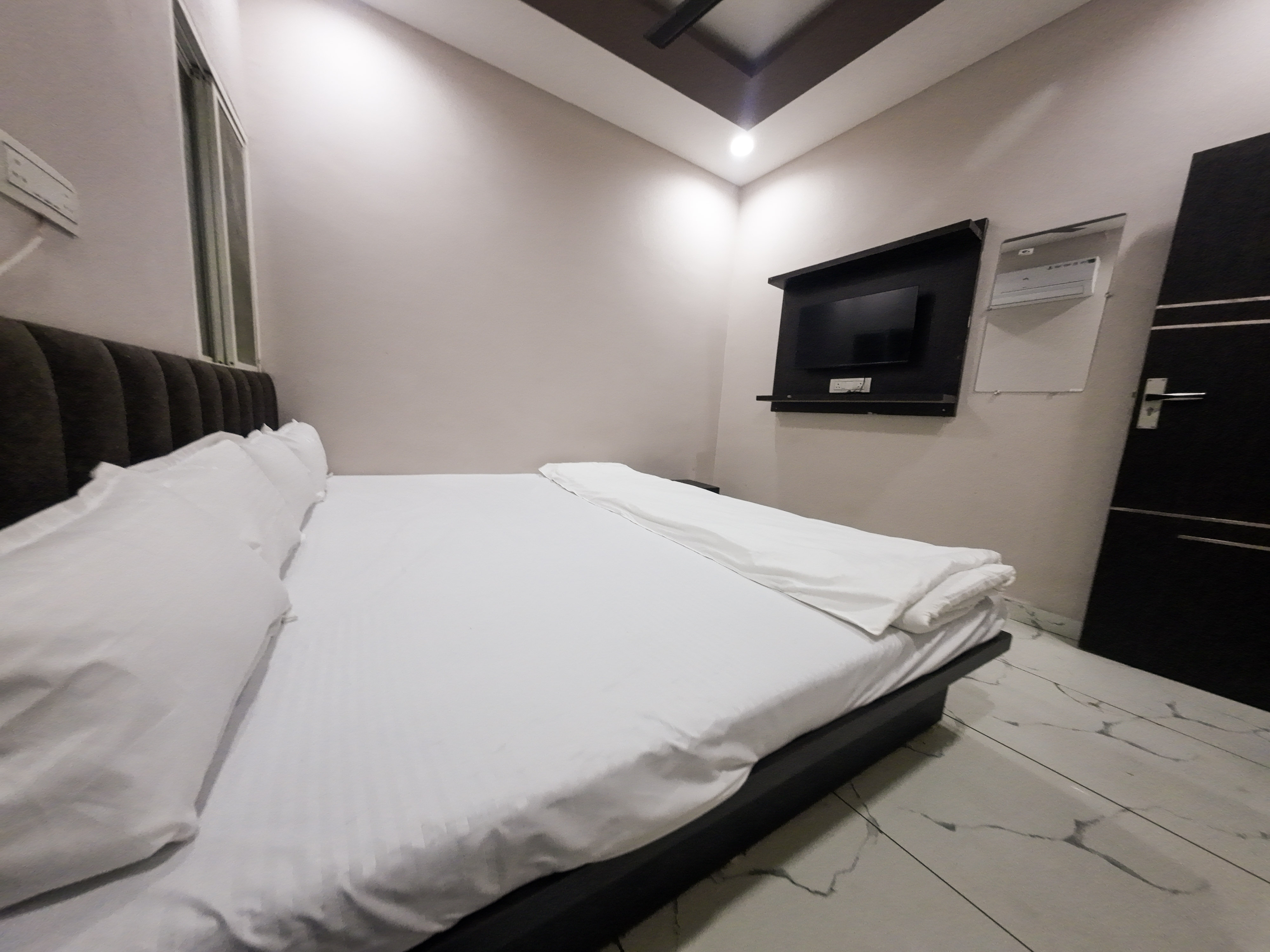 HOTEL RAINBOW - Tap to explore photos