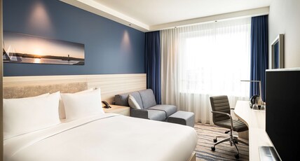 Hampton by Hilton Kiel City Centre Room Type - QUEEN W SOFA AND CITY VIEW