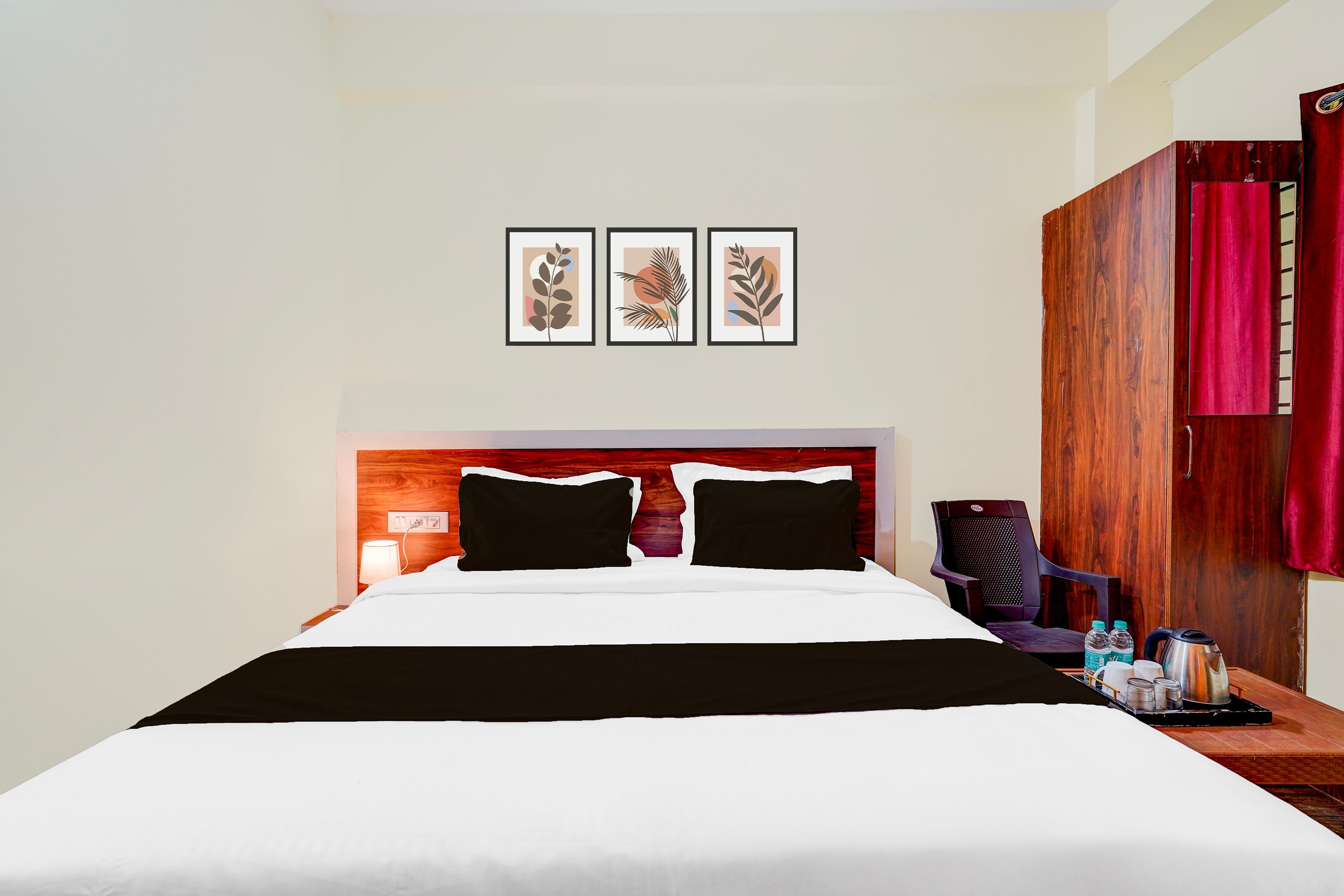 Super HOTEL O UTSAV STAY - Tap to explore photos