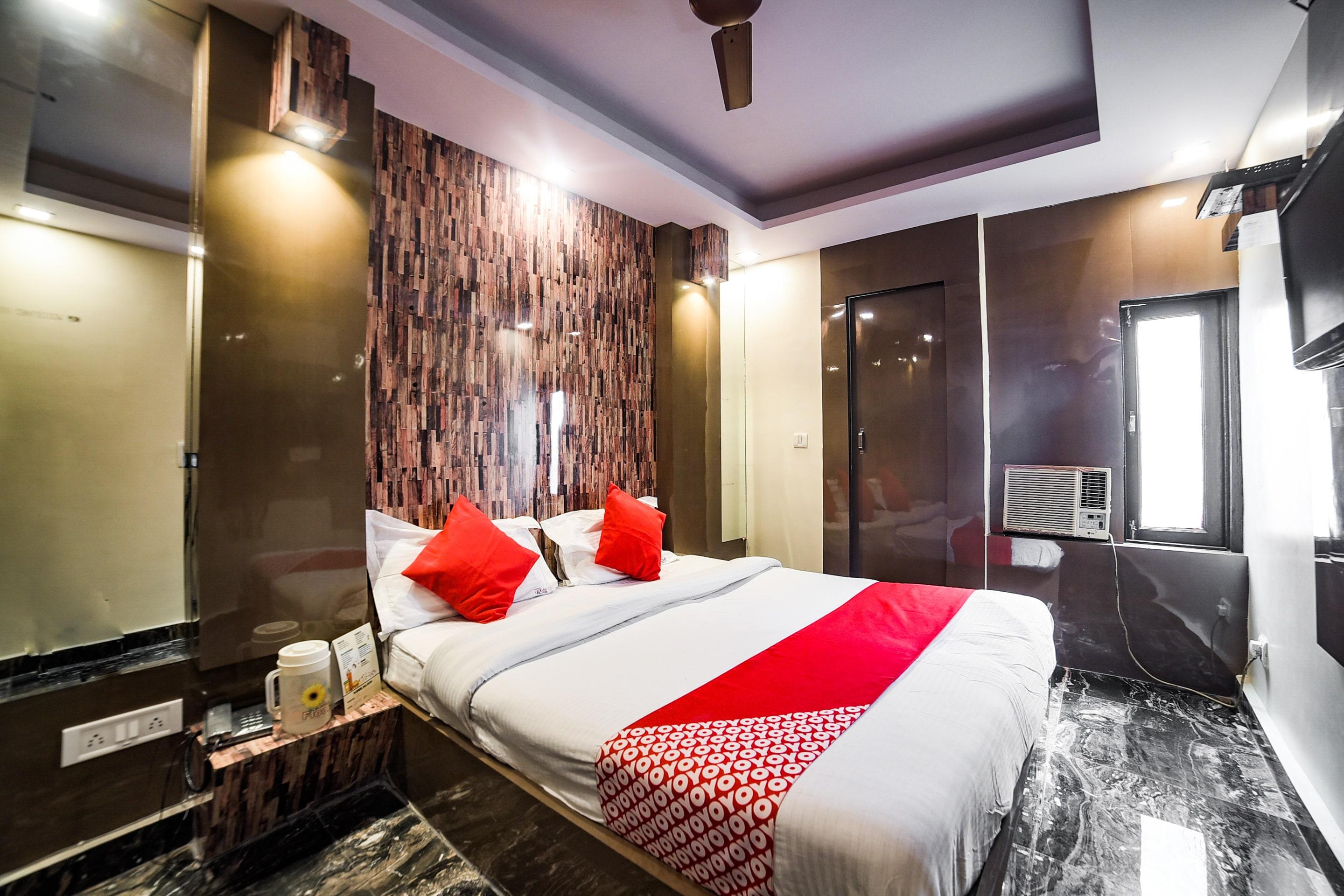 Hotel O Rohit Dx Near Jama Masjid - Tap to explore photos