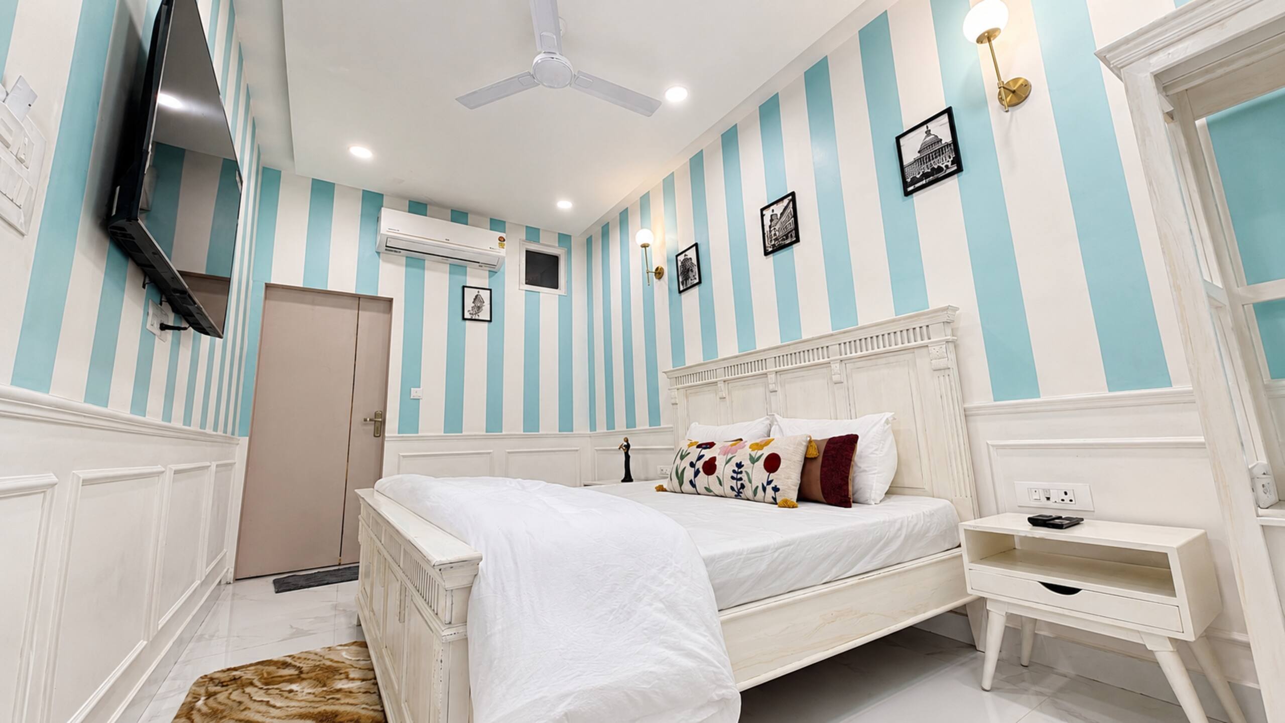 Aakash Luxurious Boutique Suite near Sodala - Tap to explore photos