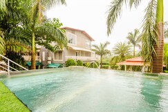 ELIVAAS Moonstone Meadows 1 Suite Room With Shared Pool