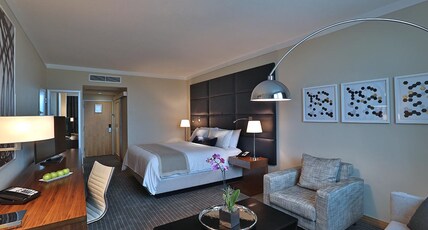 InterContinental AT DORAL MIAMI Room Type - 1 King Premium Communications Accessible Tub