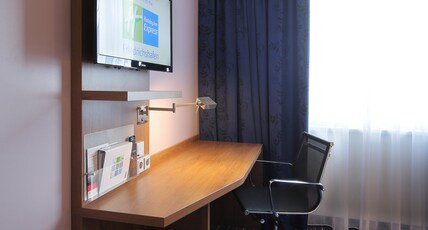 Holiday Inn Express FRIEDRICHSHAFEN Room Type - 1 Queen Bed Standard Single Sofa Bed