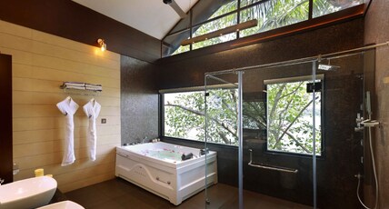 MALIEKAL HERITANCE CHERAI Room Type - Panoramic Lake View Jacuzzi
