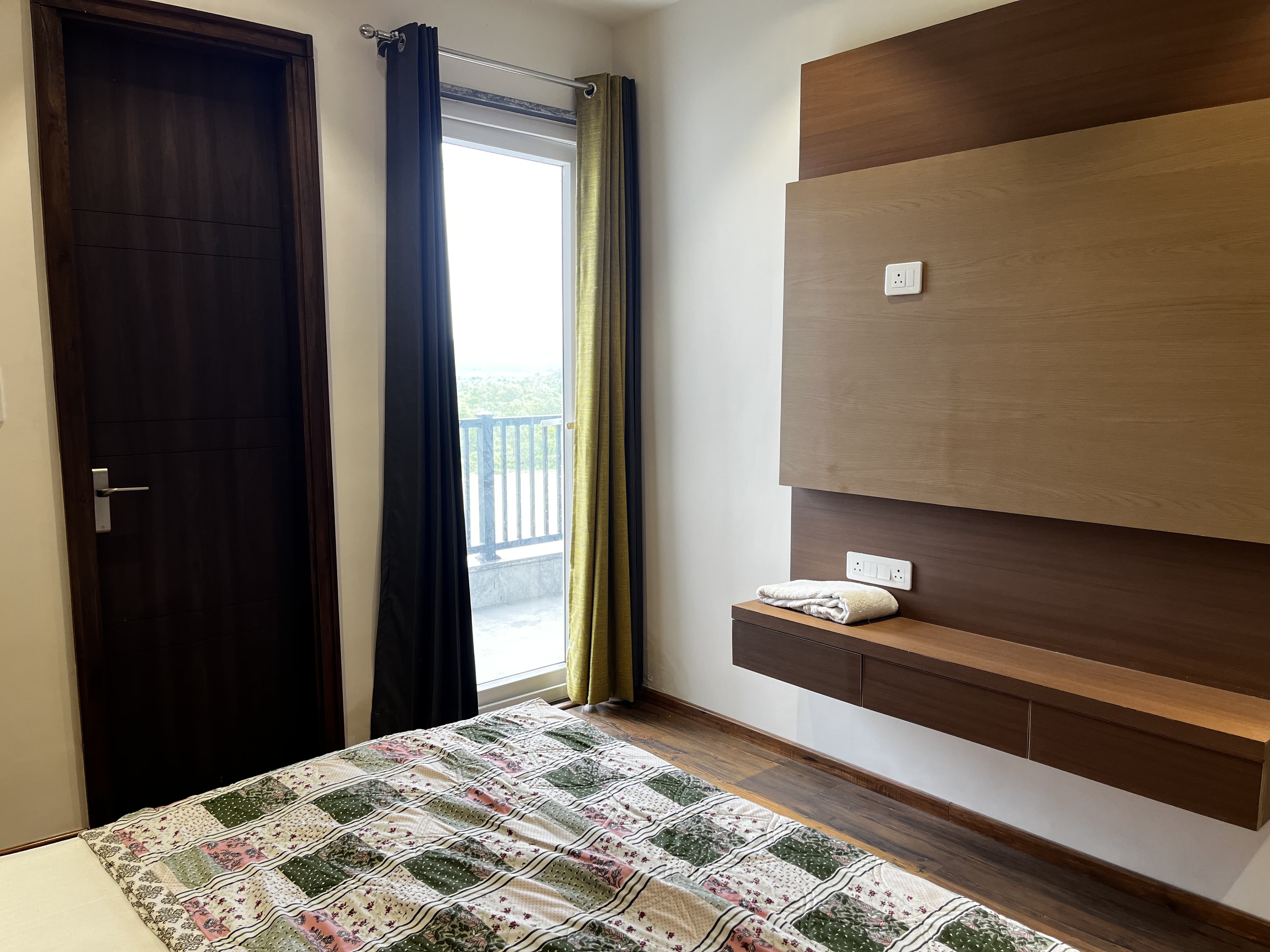 Shubham 3BHK Apartment near Ganges - Tap to explore photos