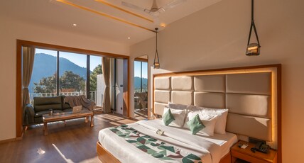 Moustache Select Nainital Room Type - King Room with Bathtub, Balcony and lake View