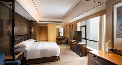 Hilton Zhongshan Downtown Room Type - KING DELUXE CORNER