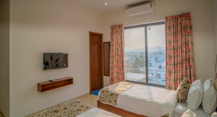 Maya's Manor - A Lake View Hotel Room Type - Manor twin bed room