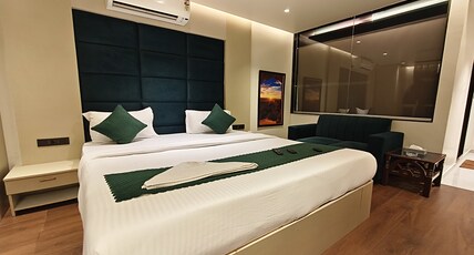 The Golden Arc Room Type - Suite Room with Bathtub