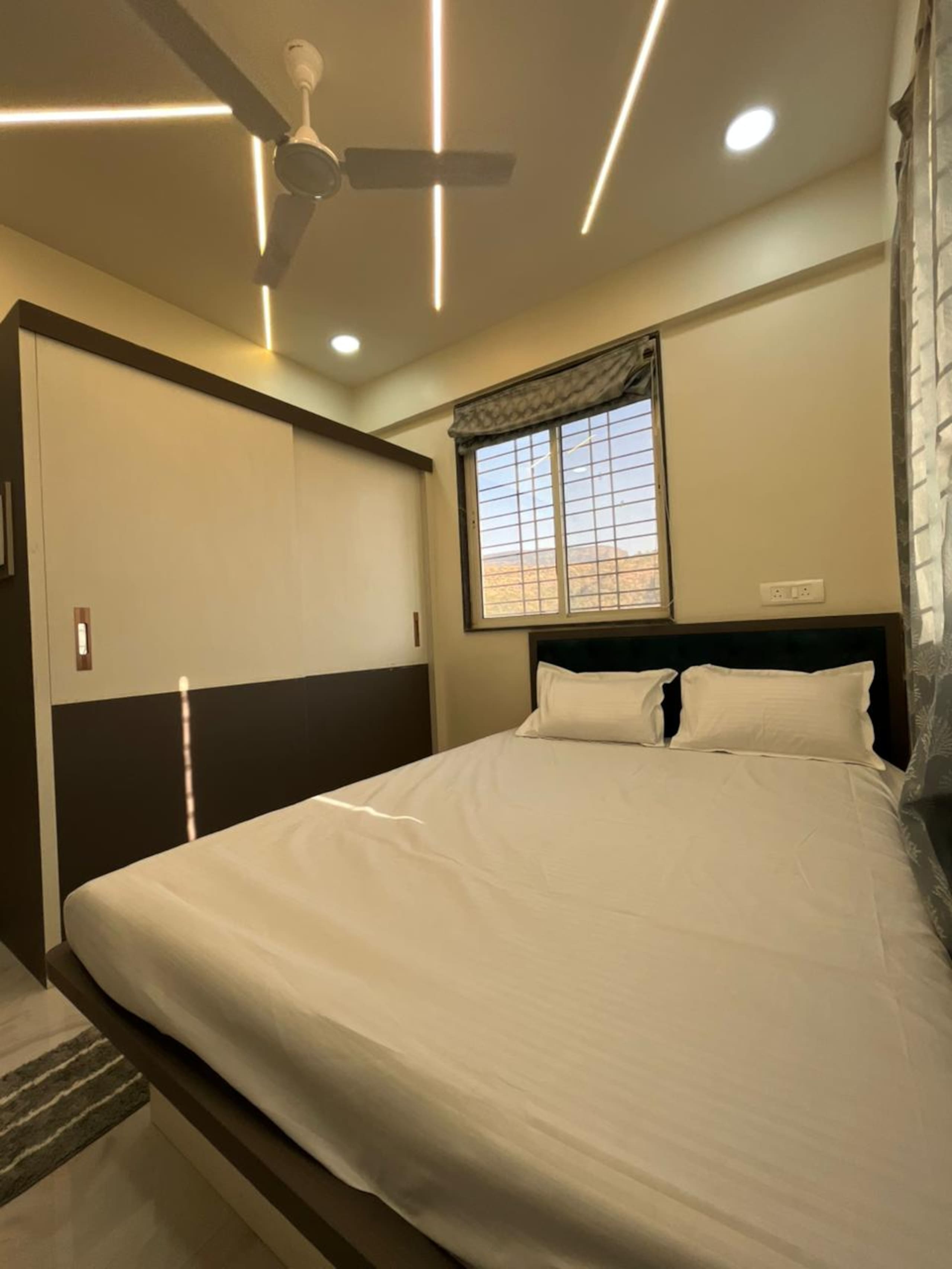 Modern Peaceful Stay Near Trimbakeshwar Temple - Tap to explore photos