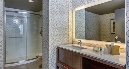 Holiday Inn Hotel & Suites Bellingham, an Ihg Hotel Room Type - 1 King Suite Jetted Tub
