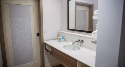 Hampton Inn by Hilton Pontiac Room Type - 2 QNS FRIDGE NS