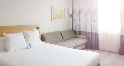 Novotel Reims Tinqueux Room Type - Classic Room with 1 double bed and 1 single sofa bed Novotel Reims Tinqueux Room Type - Classic Room with 1 double bed and 1 single sofa bed