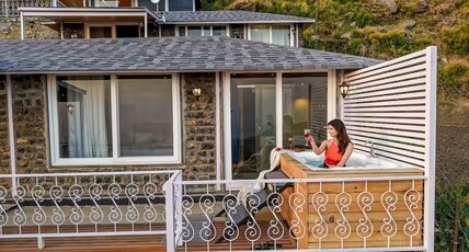 Hilltop Chalet Jacuzzi balcony garden Room Type - Niksenstays Hilltop Chalet Jacuzzi balcony garden Hilltop Chalet Jacuzzi balcony garden Room Type - Niksenstays Hilltop Chalet Jacuzzi balcony garden