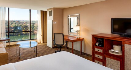 Holiday Inn Austin -Town Lake Room Type - 1 King Premium View Top Floor