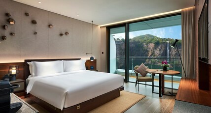 InterContinental Shanghai Wonderland Room Type - 1 King Premium Balcony High Floor