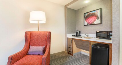 Hilton Garden Inn Reno Room Type - 1 KING BED 1BDRM SUITE