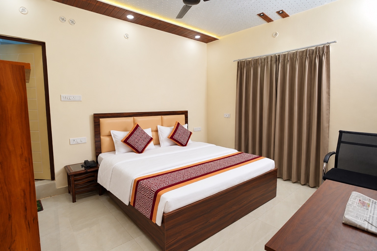 Lotus Stay By Hotel MR Opposite Aishbagh Railway Station - Tap to explore photos
