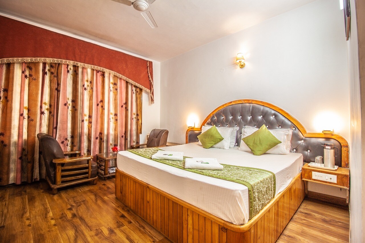 Hotel Ocean Blue - 2 Min Drive from Mall Road - Tap to explore photos