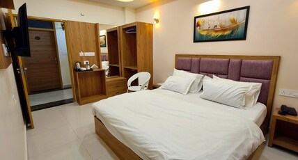 Hotel Om Elite Stay Room Type - Deluxe Room with King Bed