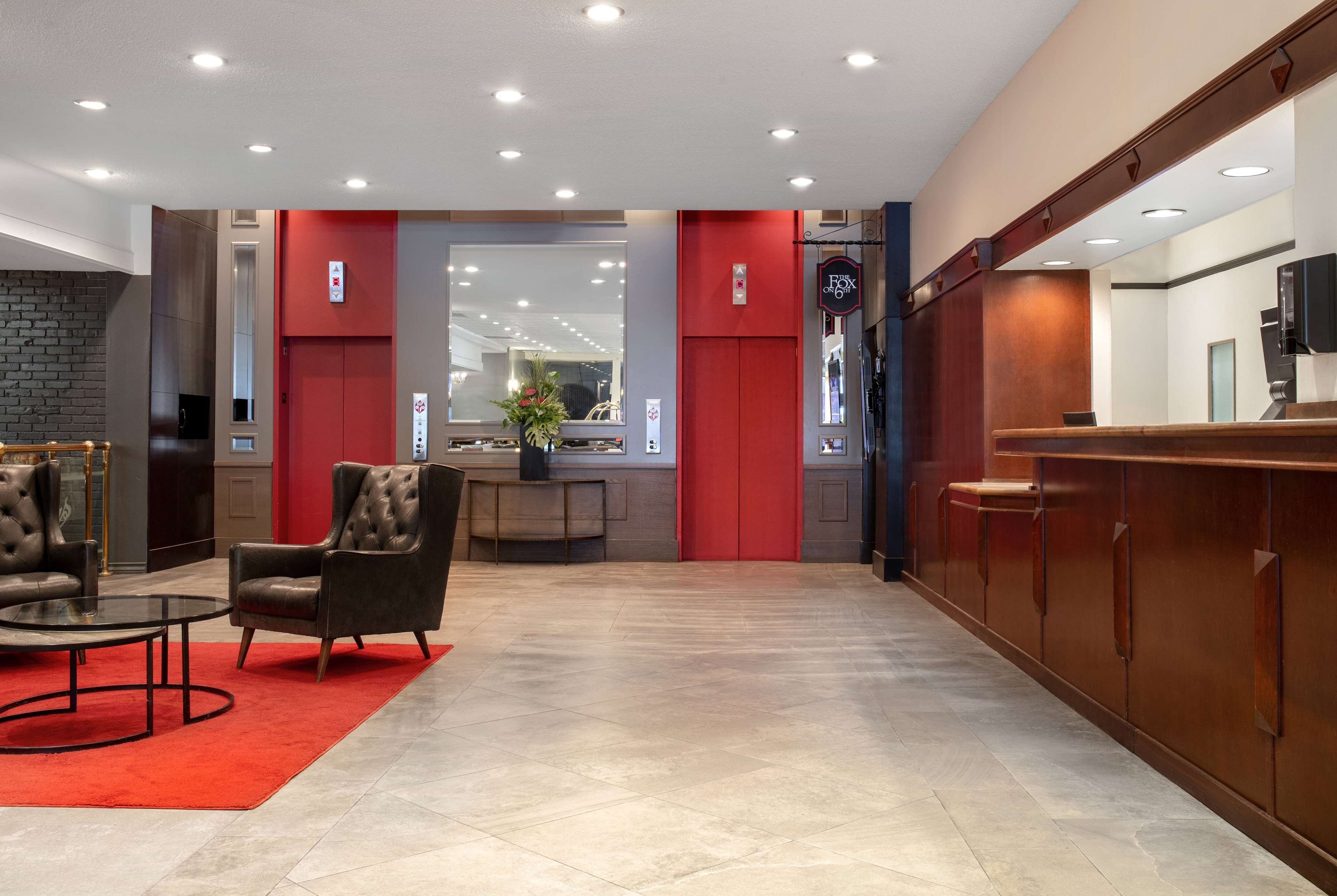 Ramada Plaza by Wyndham Calgary Downtown - Tap to explore photos