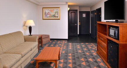 Holiday Inn Great Falls- Convention Center Room Type - 1 King Bed Suite Addl Living Area