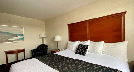 Best Western Plus Waterville Grand Hotel Room Type - Accessible - 1 King, Mobility Accessible, Communication Assistance, Bathtub, Non-Smoking, Full Break