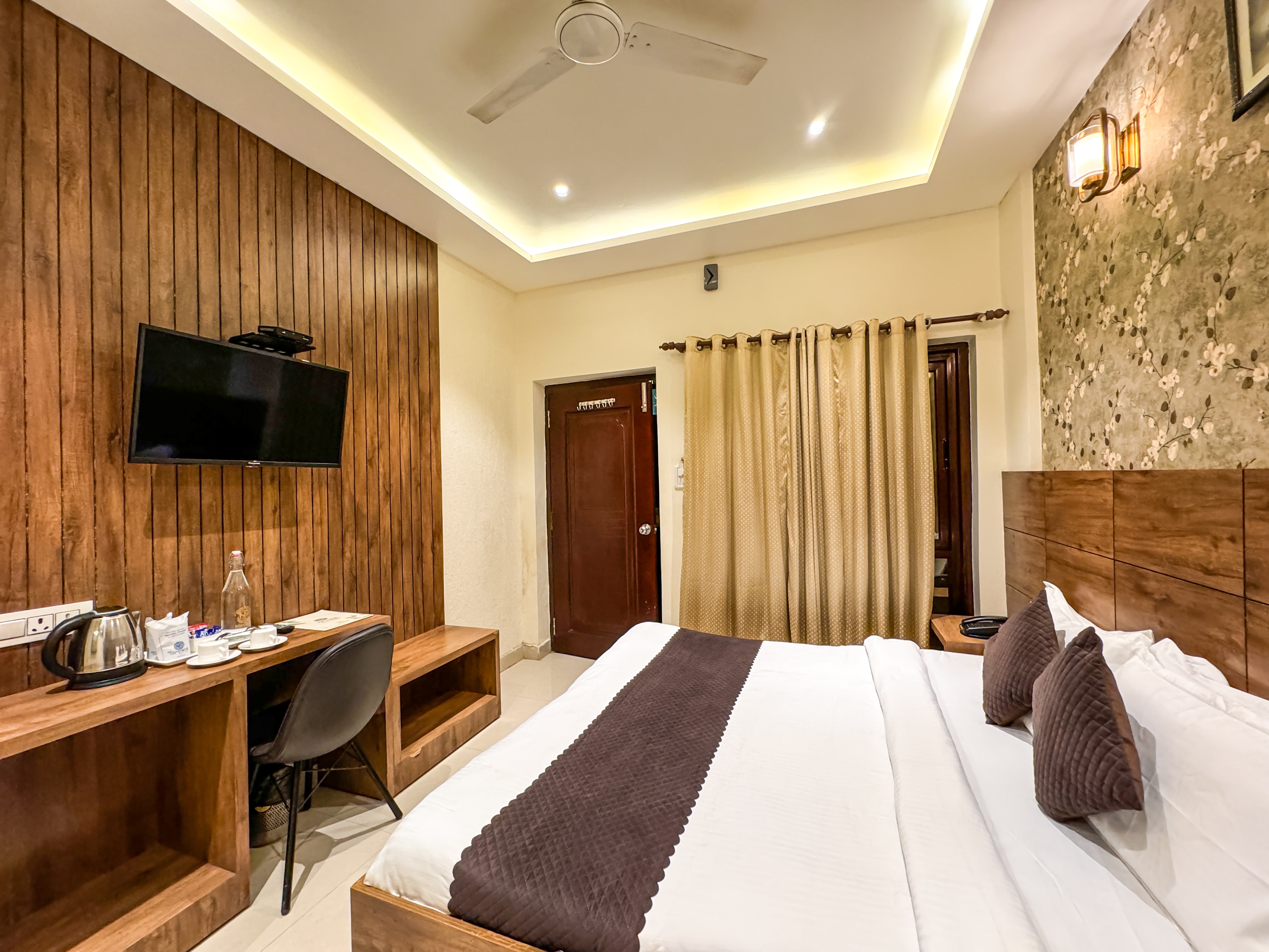 Hotel Nirvana Palace Near Parmarth Niketan - Tap to explore photos