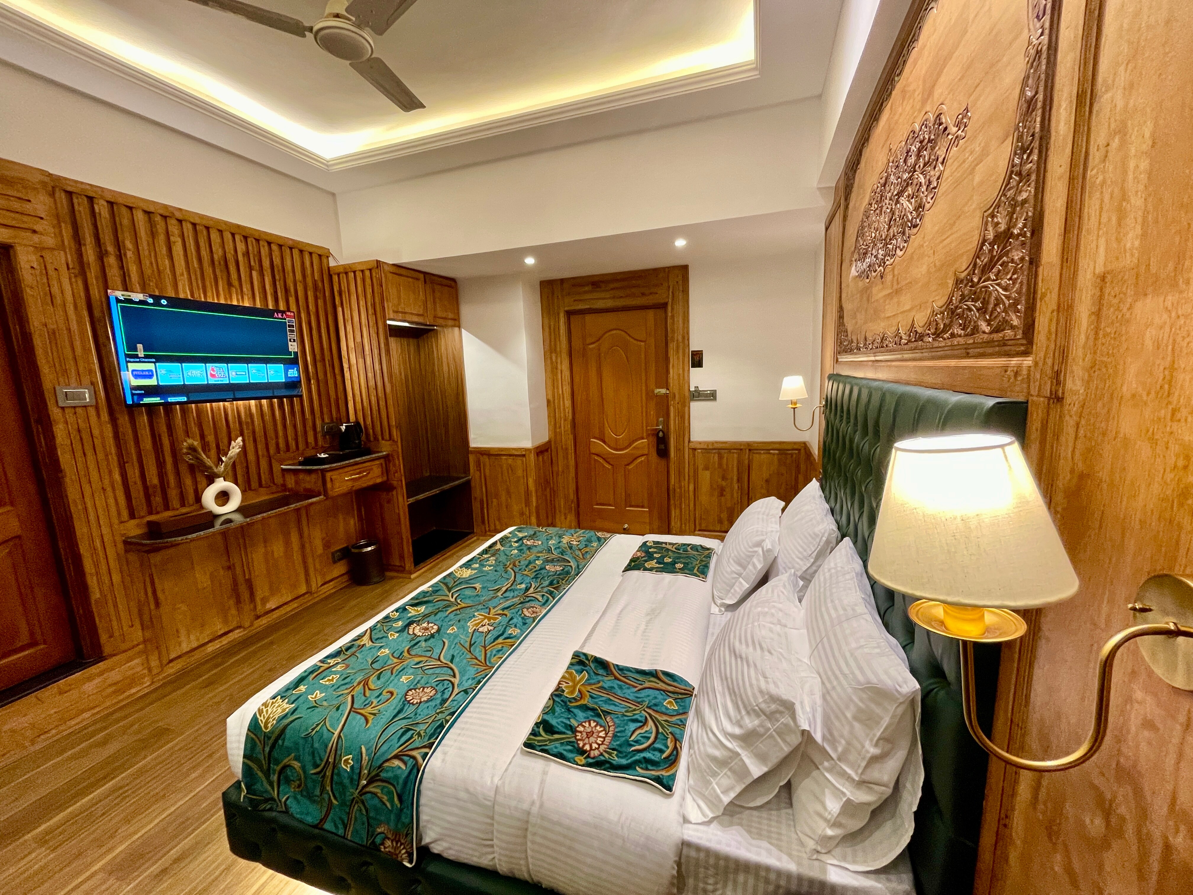 Hotel Hamza near Dal Lake - Tap to explore photos