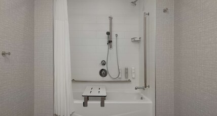 Hampton Inn & Suites by Hilton Toronto Downtown Room Type - 1 KNG BED RM ACCESS TUB