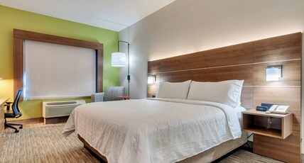 Holiday Inn Express Hotel & Suites Lake Elsinore Room Type - 1 King Standard Communications Mobility Accessible Tub