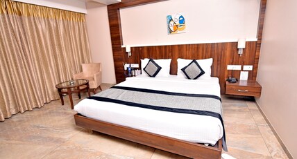 Amit Park International Room Type - Deluxe Room(Old Wing)