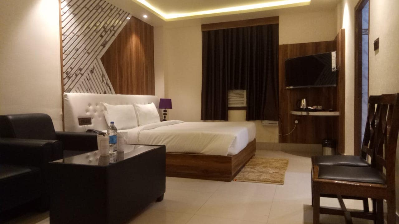 hotel amitansh - Tap to explore photos